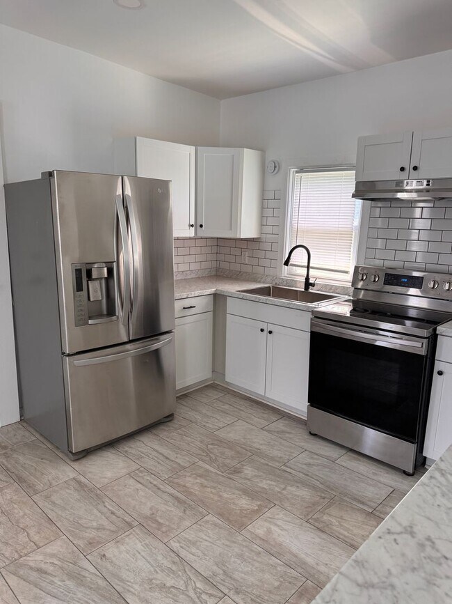 Foto del edificio - 3 Bedroom || 1 Bathroom Single Family Home