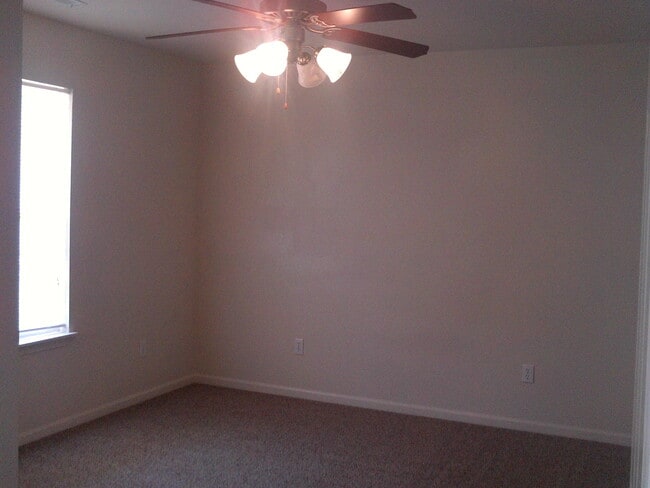 Building Photo - 3 bed 2 Bath duplex!