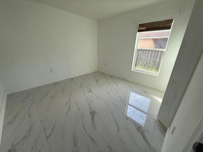 Building Photo - 1205 SW Alcantarra Blvd