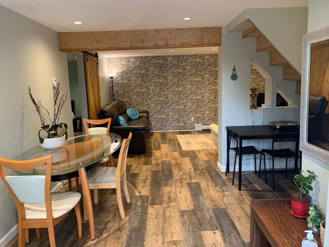 Photo du bâtiment - 329 W 23 St