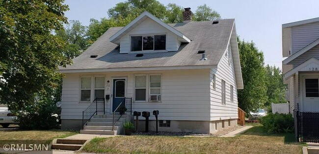 Entire building - 132 18th Ave N