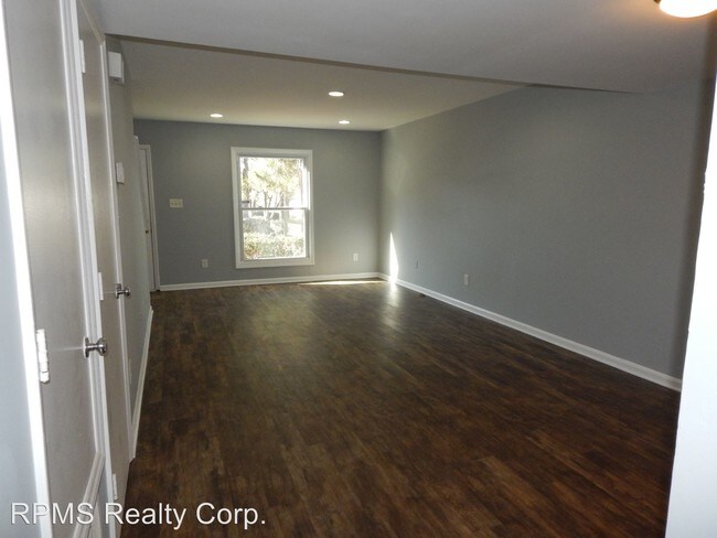 Building Photo - 7949 Shady Oak Trl