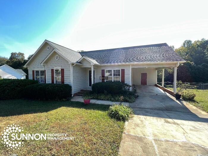 Primary Photo - ADORABLE 3bd/2bath ranch in serene Hickory...