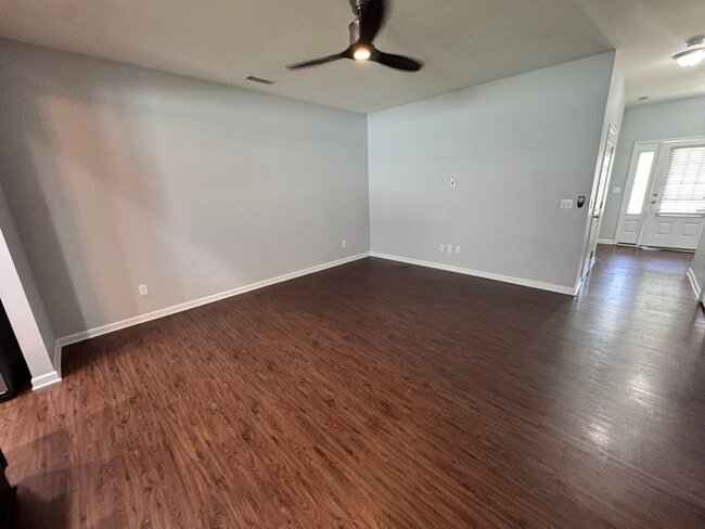 Building Photo - MOVE IN READY! 3 Bed 2.5 Bath Town Home