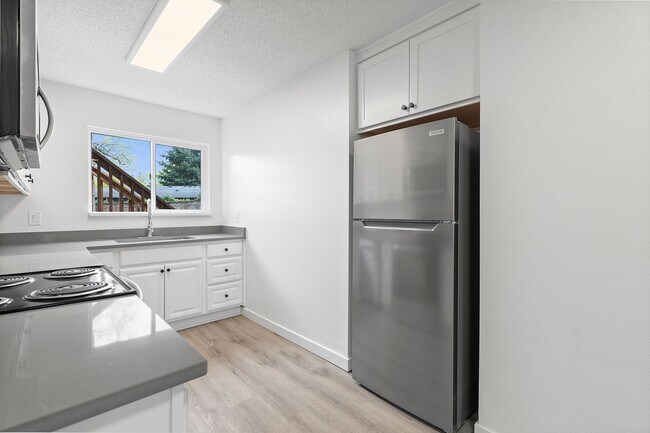 Building Photo - ? Now Available: Gorgeous 3-Bedroom, 1-Bath Unit – Fully Remodeled!