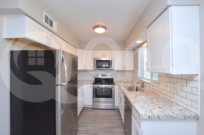 Building Photo - 785 N Arrowhead Dr