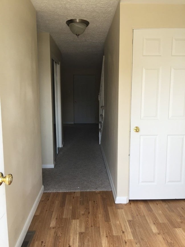 Building Photo - 3 br, 1 bath Apartment - 891 E. KINGS COURT