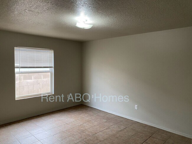Building Photo - 4 Bed, 2 Bath Home in SW Albuquerque