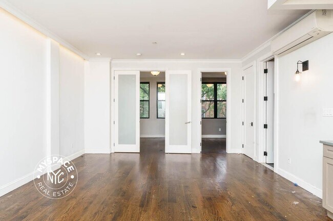 Foto del edificio - 60-80-80 Myrtle Ave