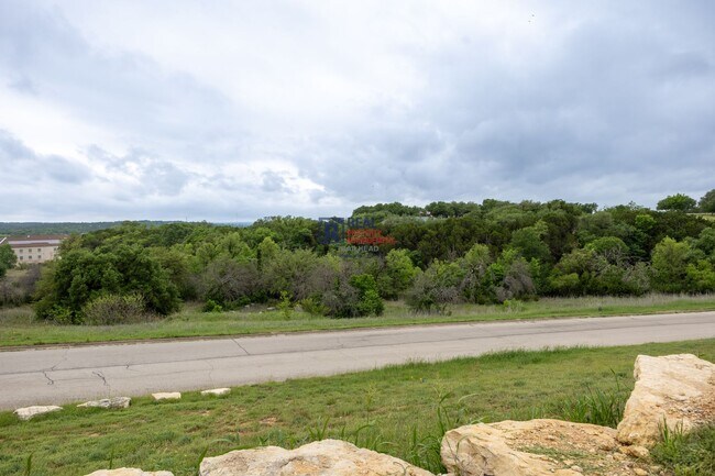 Foto del edificio - Beautiful 4 Bedroom Home with Covered Patio & Hill Country Views