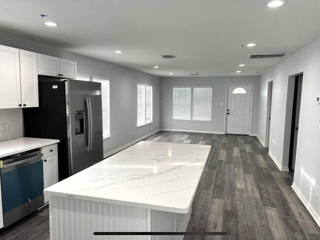 Foto del edificio - 7846 S Howton St
