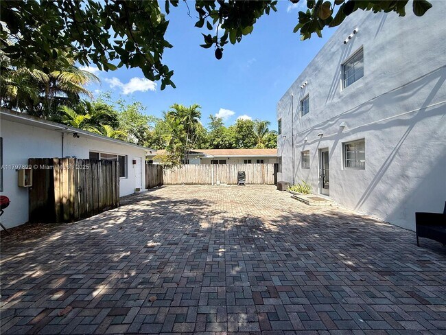 Foto del edificio - 572 NE 67th St