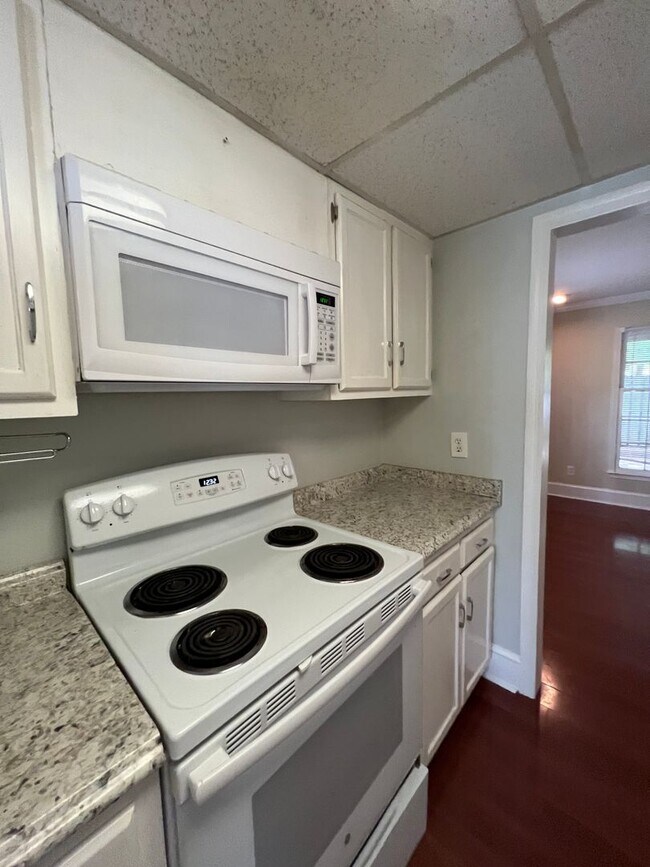 Foto del edificio - RENT SPECIAL! Just painted, modern gray! C...