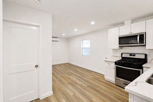 Foto del edificio - 1405 N Riverside Ave