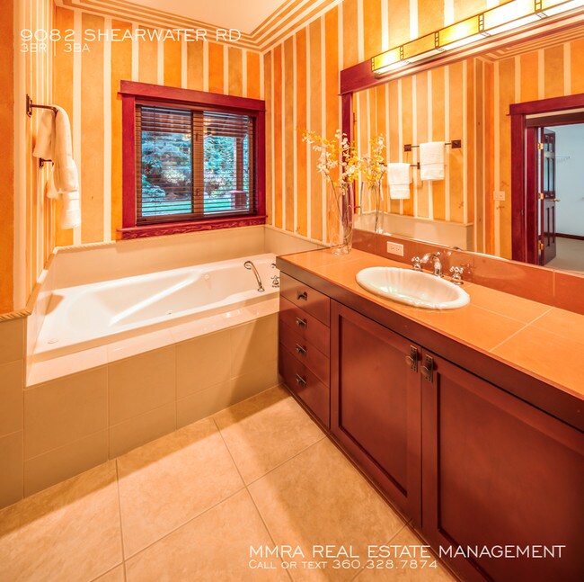 Foto del edificio - Luxury Semiahmoo Lodge-Like 3 Bedroom Home