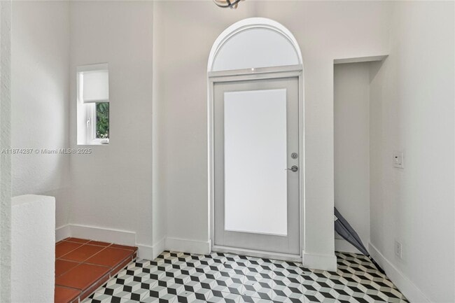 Building Photo - 2356 SW 16th Ave