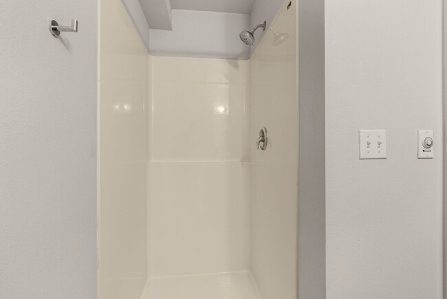 Interior Photo - 422 11th Ave - Amazing Remodeled Studios!