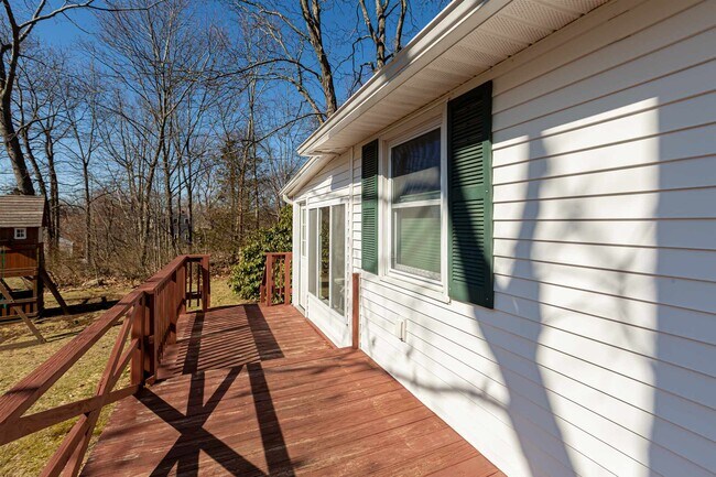 Building Photo - 20 Manor Dr