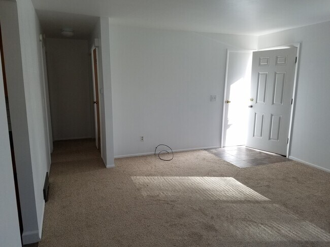 Foto del edificio - Triplex in Lafayette - 2 Bedroom 1 Bath End Unit