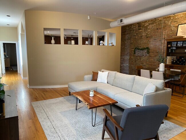 Foto del edificio - 2356 N Damen Ave
