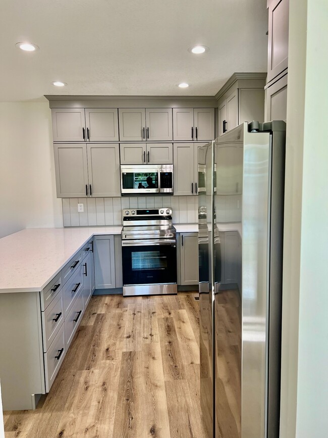 Kitchen - 415 Meadow View Dr