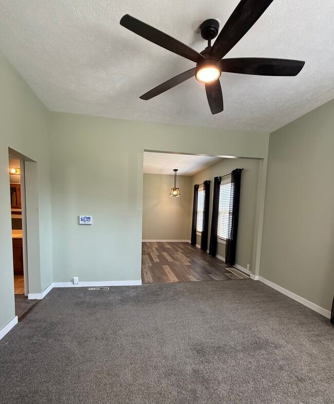 Building Photo - 2 bedroom 1 bathroom