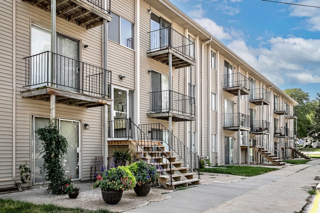 Primary Photo - Ground Floor 1-Bedroom Apartment Near Down...