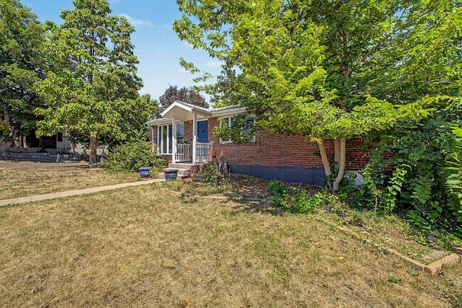 Foto del edificio - "Charming 3-Bed Townhouse in Denver's Heart – Spacious 1350 Sq Ft Living!"
