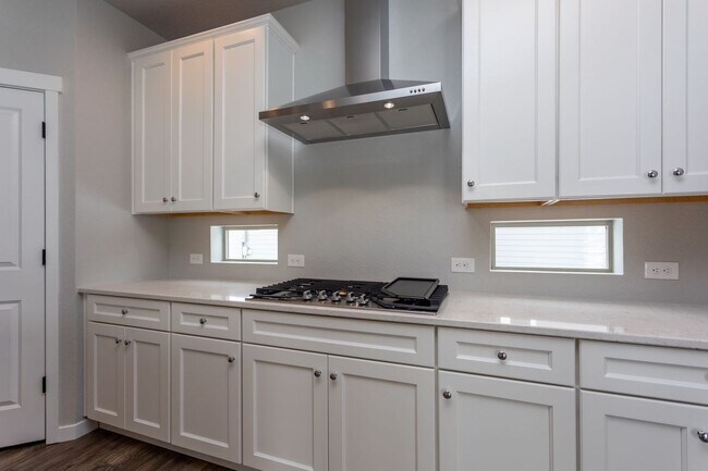 Foto del edificio - Exceptional 4-Bedroom Home with Dual Fireplaces, Main Level Master Suite, and Spacious Basement -...