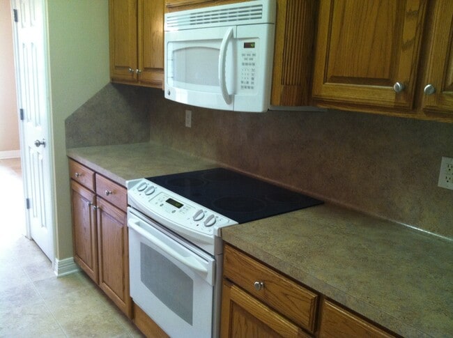 Foto del edificio - DOGWOOD SOUTH-GATED COMMUNITY-NICE HOME-CLOSE TO BAFB