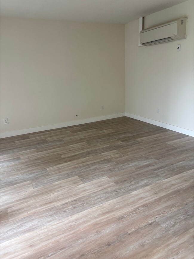 Building Photo - 4032 Valeta St