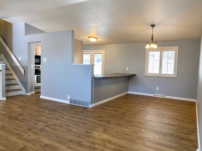 Building Photo - Spacious Tri-Level Home Featuring 4BD/2.5B...