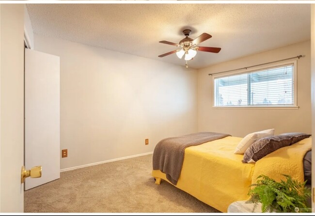 Building Photo - 10 S Cove Ave