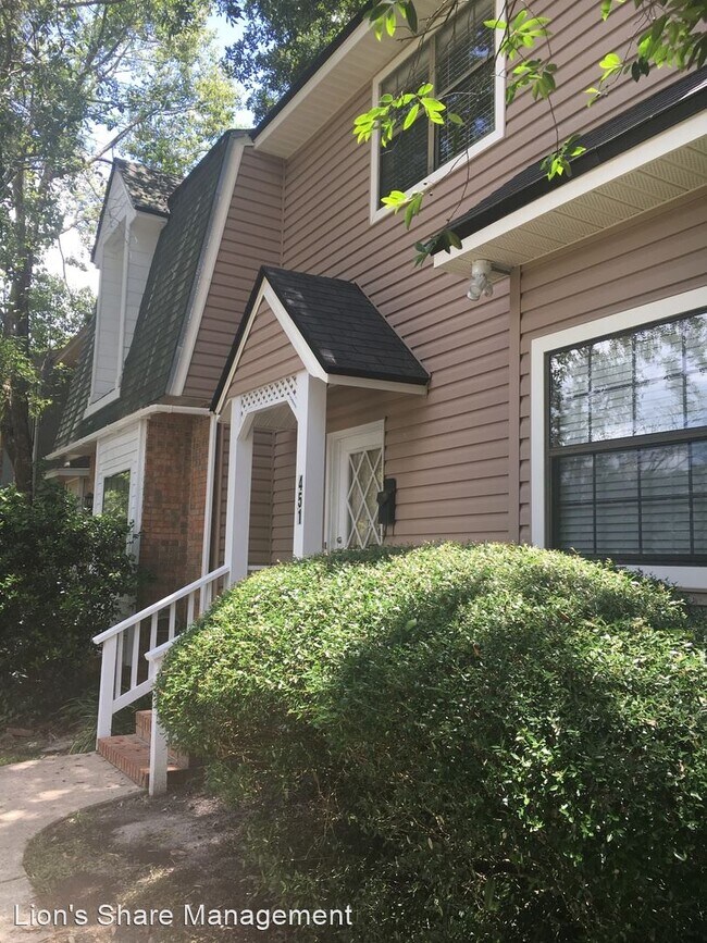 Building Photo - 2 br, 2.5 bath House - 451 E. Van Buren St