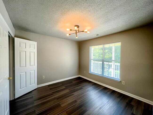 Building Photo - 4246 Villas Dr