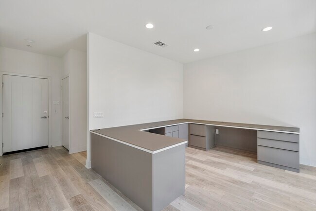 Building Photo - 1674 Topanga