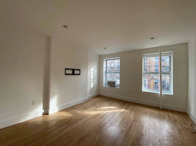 Building Photo - 242 W 10th St