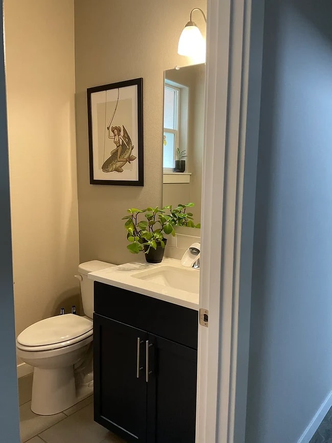 1/2 Bath - 616 N Willitts St