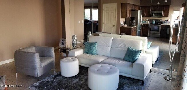 Foto del edificio - 5550 N Waterfield Dr
