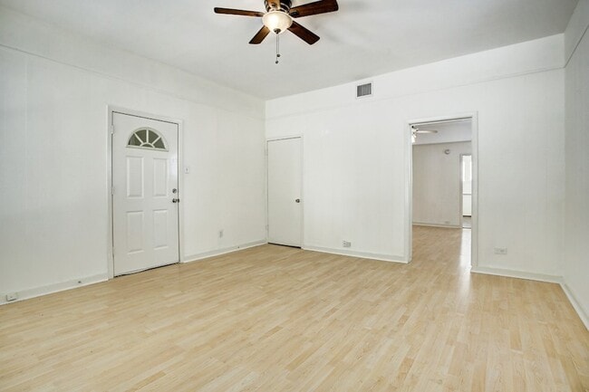 Building Photo - 1127 Yale St