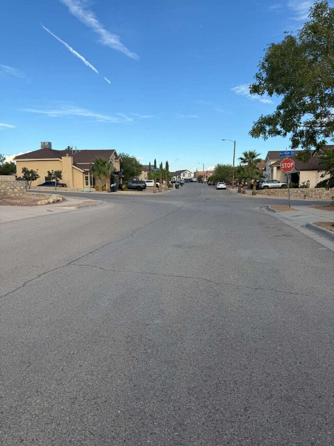 Foto del edificio - "Charming 3-Bed Oasis with Granite Touches & Cozy Fireplace in El Paso!"