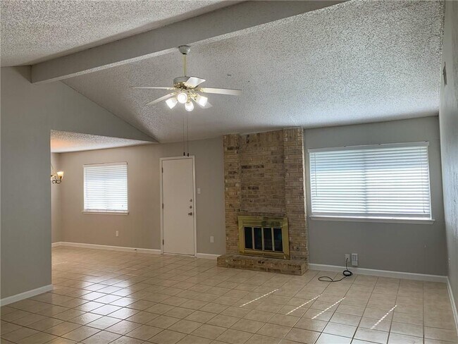 Building Photo - 2201 Silver Spur Dr