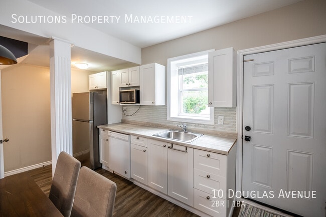 Building Photo - **UPDATED 2 BEDROOM FULL HOUSE**