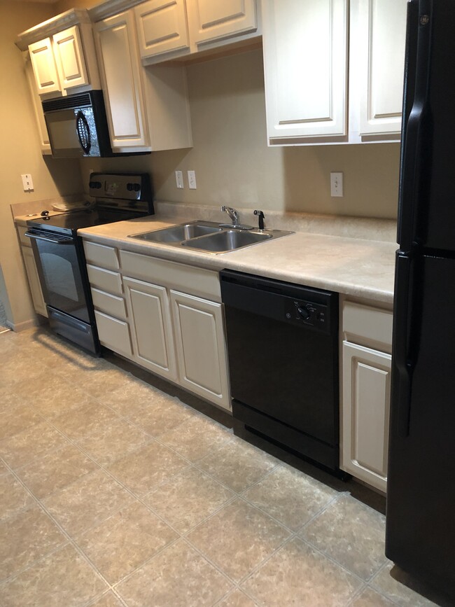 Kitchen - 2013 Hickoryleaf Ln