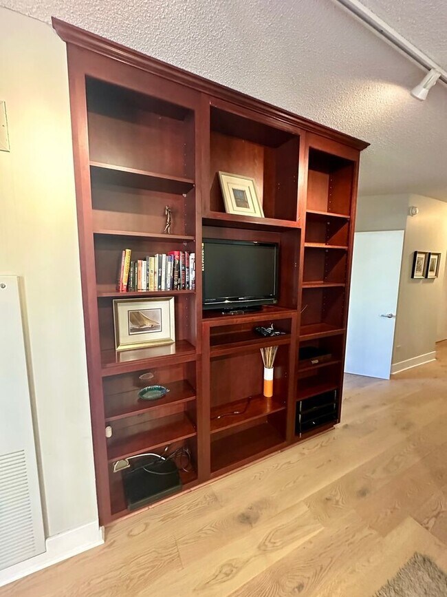 Building Photo - 222 N Columbus Dr