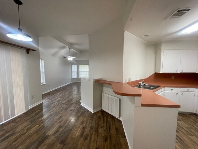 Foto del edificio - Come and Get It Before It's Gone! Bonus Room A Plus!