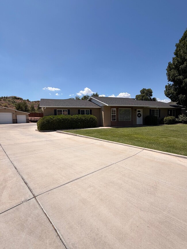 Foto del edificio - 1743 W Green Valley Ln