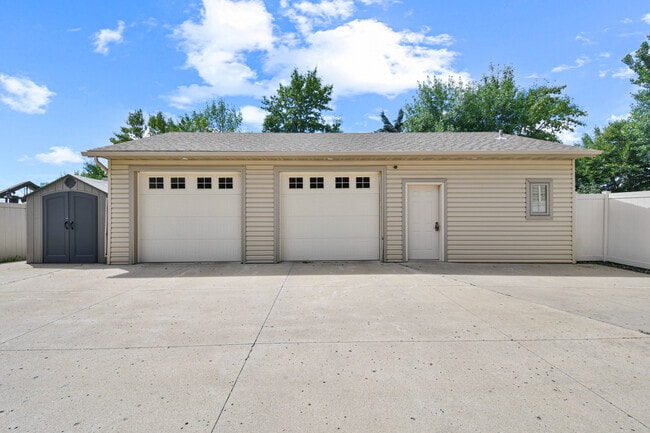 Detached Garage/Shop - 154 W Beaton Dr