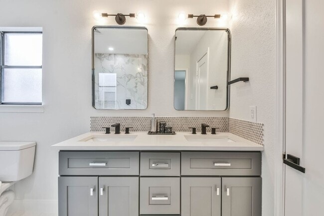 Building Photo - 2718 Foliage Green Dr