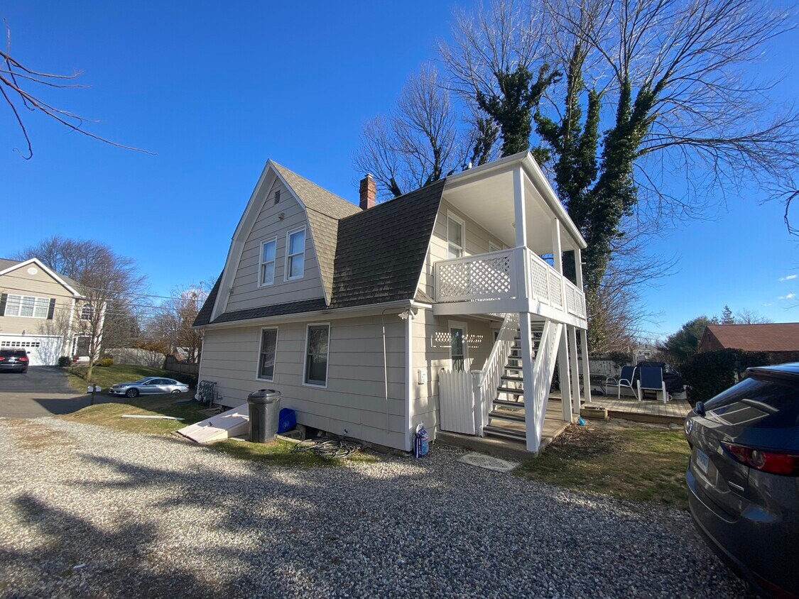 101 Warren Ave Unit 2nd Floor, Fairfield, CT 06825 Apartments in